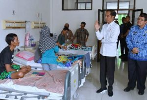 Presiden Jokowi saat sidak pelayanan BPJS Kesehatan di salah satu instalasi perawatan kelas 3, RSUD Subang, Jawa Barat, Jumat (29/11).