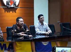Jaksa Agung ST Burhanuddin bersama Wakil Ketua KPK Laode M Syarif di Gedung Merah Putih KPK, Jalan Kuningan Persada, Jakarta Selatan, Jumat (8/11)