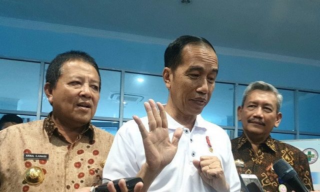 Presiden Joko Widodo (Jokowi) saat meninjau penggunaan BPJS Kesehatan di RS Abdul Moeloek, Bandar Lampung, Jumat (15/11).