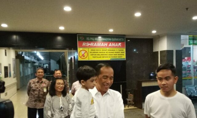 Jokowi menggendong Jan Ethes bersama Gibran Rakabuming Raka usai menjenguk Selvi Ananda di RS PKU Muhammadiyah Surakarta