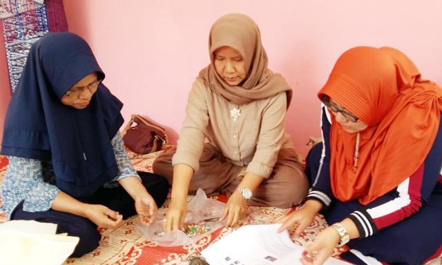 Maybank Indonesia lewat Maybank Foundation menggelar pelatihan menenun bagi komunitas perempuan untuk meningkatkan kesejahteraannya. 