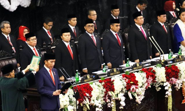 PELANTIKAN PRESIDEN: Presiden Joko Widodo saat diambil sumpahnya pada pelantikan sebagai presiden periode 2019-2024 di Gedung Nusantara, kompleks Parlemen, Senayan, Jakarta, Minggu (20/10/2019).