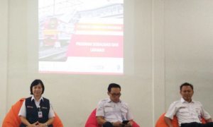 Direktur Utama PT Kereta Commuter Indonesia (KCI) Wiwik Widayanti (kiri).