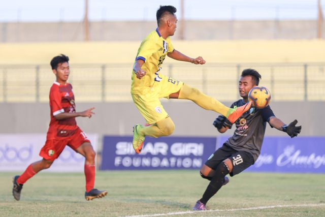 Pemain Putra Sinar Giri Hasbiyanto berupaya mengelabui kiper Persesa Sampang Muhammad Bagus Triwanto pada Liga 3 di Stadion Gelora Joko Samudro Gresik (6/11).