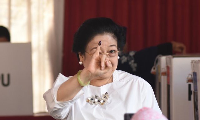 Dokumentasi - Ketua Umum PDI Perjuangan yang juga presiden kelima RI Megawati Soekarnoputri menunjukkan jarinya yang telah dicelup tinta seusai menggunakan hak pilihnya pada Pemilu 2019 di TPS 62, Kebagusan, Jakarta, Rabu (17-4-2019).