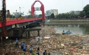 Petugas PUPR dan Kebersihan Kota Tangerang mengangkut sampah-sampah yang memenuhi sungai Cisadane, di Tangerang, Banten, Senin (2/9/2019).