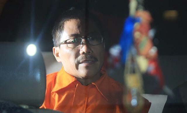 Bupati Cirebon Sunjaya Purwadisastra saat berada di mobil tahanan KPK usai ditetapkan sebagai tersangka TPPU. 