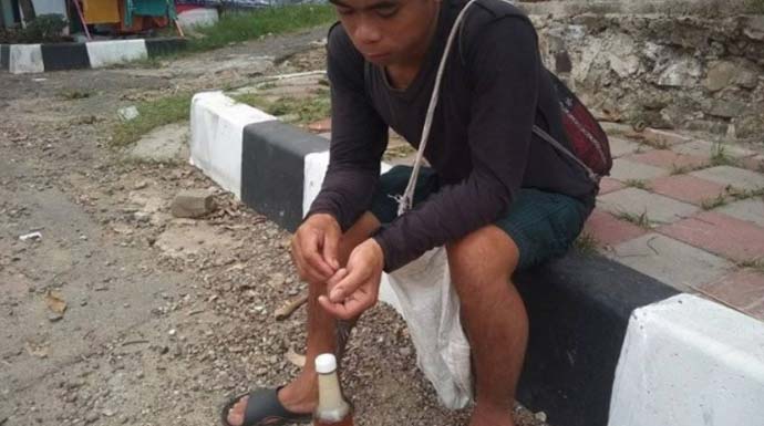 Jaka, seorang pedagang madu Badui sambil beristirahat di Jalan IR Djuanda Kota Rangkasbitung setelah berjalan kaki sepanjang 30 KM menjajagi keliling masuk kampung keluar kampung