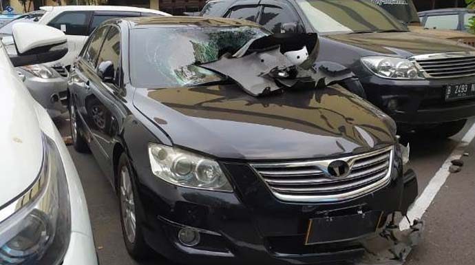 Mobil penabrak rombongan GrabWheels di FX Sudirman. (Twitter @Alandarma_s)