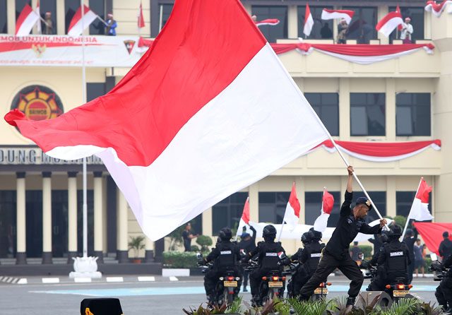 Personel Korps Brimob membawa bendera merah putih pada HUT ke-74 di Mako Brimob, Kelapa Dua, Depok, Jawa Barat, Kamis (14/11/2019).
