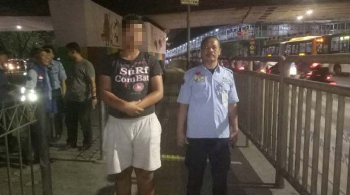 MJ (20) diamankan oleh petugas Suku Dinas Sosial Jakarta Barat karena mengganggu pengguna JPO Grogol, Jakarta Barat, Kamis (14/11/2019). (ANTARA/HO-Suku Dinas Sosial Jakarta Barat)