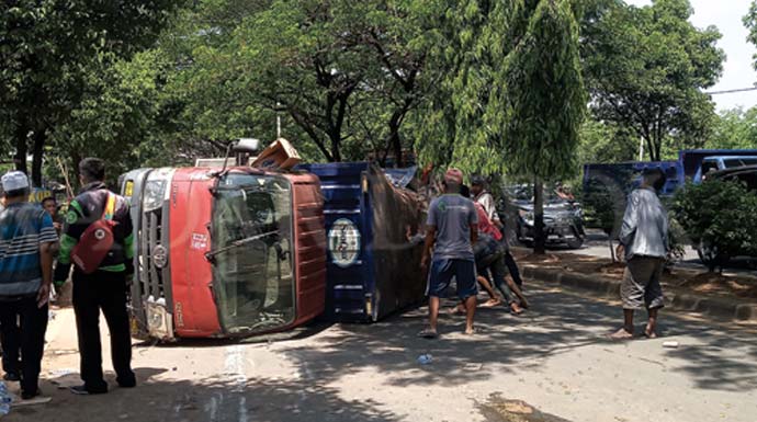 Kecelakaan di Jalan Juanda Depok. (dok.Radar Depok)