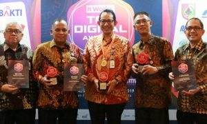 Direktur SDM,TI dan Kepatuhan Taspen, Mohamad Jufri (tengah), bersama pemenang lain menerima penghargaan Top Digital Awards 2019 di Jakarta, Rabu (27/11/2019) 