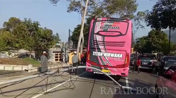 Bus Tersangkut Kabel Listrik di Puncak