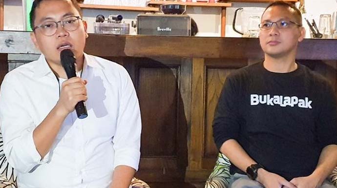 Rachmat Kaimuddin (kanan) resmi Achmad Zaky (kiri) sebagai CEO Bukalapak. (Dhimas Ginanjar/JawaPos.com)