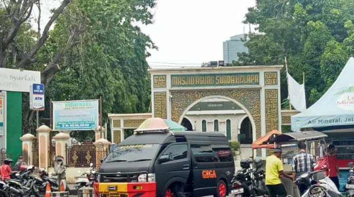 Suasana masjid Sunda Kelapa usai garis polisi dibuka oleh petugas, Selasa (31/12/2019). (ANTARA/ Livia Kristianti)