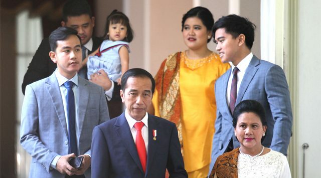 TRAH ISTANA. Jokowi didampingi keluarga. Yakni, sang istri Iriana, Gibran Rakabuming, Kahiyang Ayu, Kaesang Pangarep, dan Bobby Nasution yang menggendong Sedah Mirah. (Raka Denny/Jawa Pos)