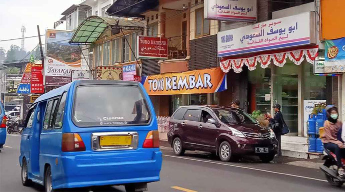 Pemilik Toko Tolak Penghapusan Plang Bahasa Arab Di Puncak Ini