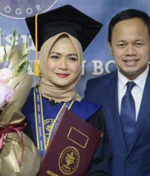 Tuntaskan Pendidikan Magister Ilmu Keluarga, Yane Ardian Diwisuda di