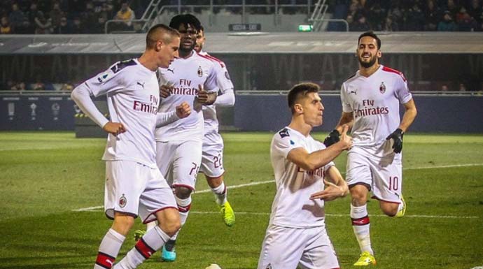 Penyerang AC Milan Krzysztof Piatek (berlutut) merayakan gol yang dicetaknya ke gawang Bologna dalam pertandingan Liga Italia yang dimainkan di Luigi Ferraris, Bologna, Minggu (8/12/2019). (twitter.com/acmilan)