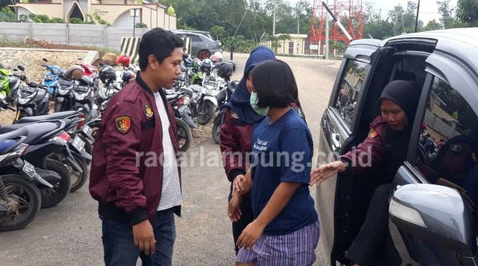 Putri Indah Lestari (24), warga Sukajaya Lempasing, Kecamatan Telukpandan yang diamankan anggota Polres Pesawaran lantaran diduga menganiaya AM, anak tirinya. FOTO FAHRURROZI/RADARLAMPUNG.CO.ID  