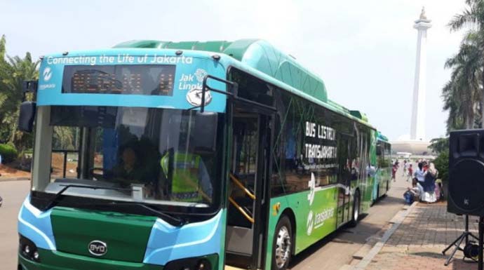 Bus listrik yang diujicoba di kawasan Monas, Selas (24/12/2019).