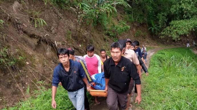 Proses evakuasi seorang korban meninggal dunia pada kecelakaan maut Bus Sriwijaya di Pagaralam, Sumatera Selatan, Selasa (24/12). (ANTARA/HO/19)