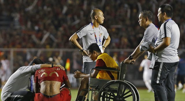 Evan Dimas didorong dengan kursi roda setelah cedera yang dia alami ketika Indonesia melawan Vietnam tadi malam. (Dipta Wahyu/Jawa Pos)