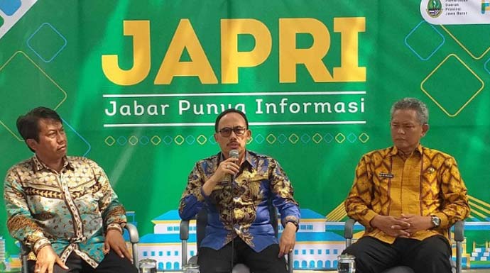 Sekretaris Dinas Tenaga Kerja dan Transmigrasi (Disnakertrans) Provinsi Jawa Barat Agus E Hanafiah (tengah) pada acara Jabar Punya Informasi (Japri) di Gedung Sate Bandung, Kamis (5/12/2019). (Ajat Sudrajat)