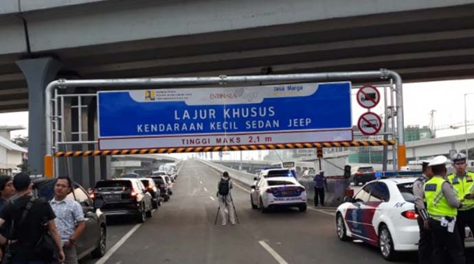 Portal pembatas hanya untuk kendaraan golongan 1 non bus di pintu masuk Jalan Tol Layang Jakarta-Cikampek di Simpang Susun Cikunir, Bekasi, Jawa Barat, Minggu (15/12/2019). (ANTARA/Edy Sujatmiko)
