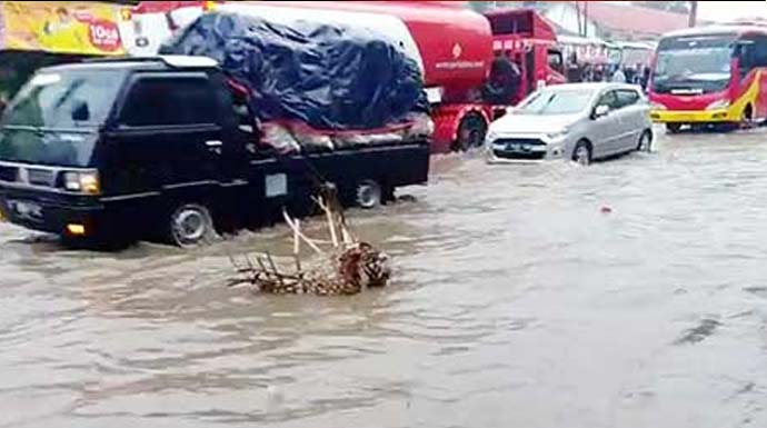 ondisi banjiryang menggenang di Jalan Suryakencana (Surken), Kelurahan/Kecamatan Cibadak, Rabu (4/12).