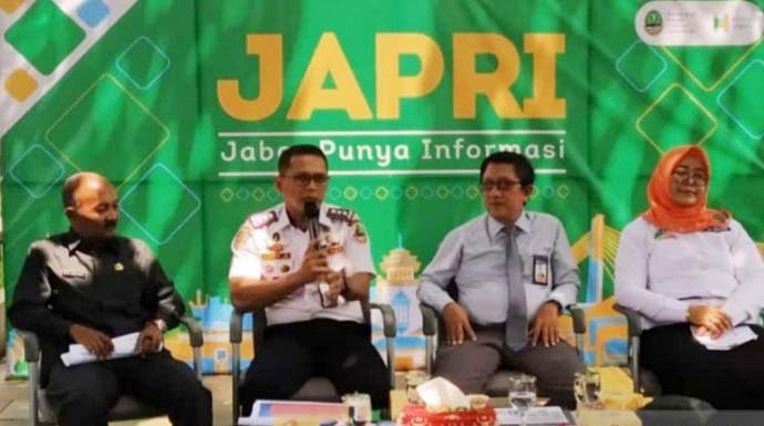 Kepala Dinas Perhubungan Jawa Barat Hery Antasari (kedua kiri), Kamis (19/12/2019), pada acara Jabar Punya Informasi (Japri) di Gedung Sate Bandung, (Antara/Ajat Sudrajat)