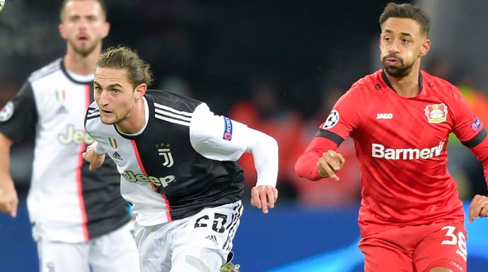 Gelandang Juventus Adrien Rabiot berebut bola dengan pemain Leverkusen