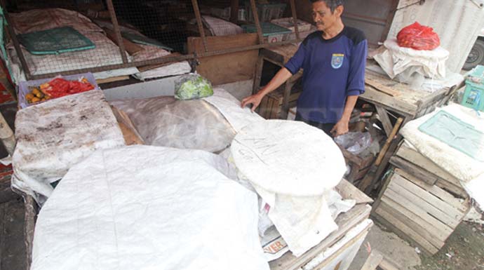 HARUS SEGERA DIBERSIHKAN : Petugas Tibsar Pasar Kemirimuka, Kecamatan Beji menunjukkan lokasi penemuan ular kobra yang menggigit salah satu pedagang buah, Jumat (13/12). FOTO : AHMAD FACHRY/RADAR DEPOK