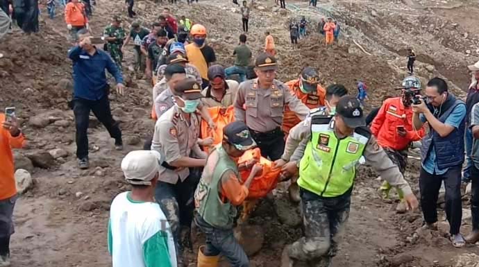 Pekerja yang tertimbun longsor galian pasir di Kampung Awilarangan, Desa Cikahuripan, Kecamatan Gekbrong, Kabupaten Cianjur, Jawa Barat akhirnya ditemukan, Sabtu (7/12/2019) siang.