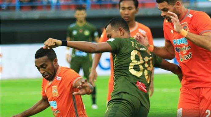 Pemain PS Tira Kabo dalam kawalan dua bek Borneo FC. (instagram/officialpersikabo)