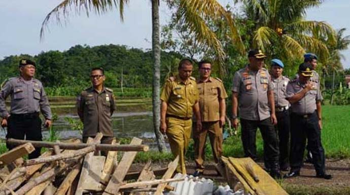 LIHAT KONDISI: Kapolres Cianjur, AKBP Juang mengunjungi Kampung Gandasoli, lokasi terparah hembusan puting beliung. FOTO: FADILAH MUNAJAT/ RADAR CIANJUR