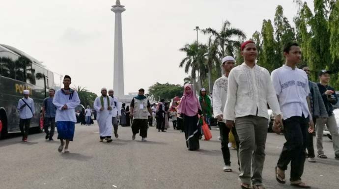 Massa peserta Reuni 212 berjalan kaki keluar dari kawasan Monumen Nasional (Monas), Jakarta, Senin (2/12/2019) (Zuhdiar Laeis)