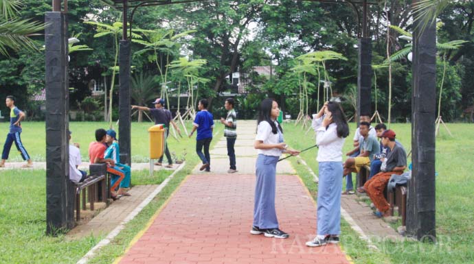 Warga menghabiskan waktu luang di Taman Heulang. (Sofyansah/Radar Bogor)