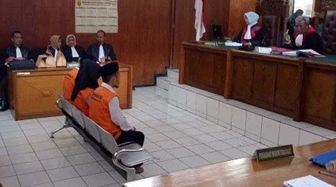 SIDANG. Tiga terdakwa kasus video porno menjalani sidang lanjutan di Pengadilan Negeri Garut. Yana Taryana/Rakyat Garut