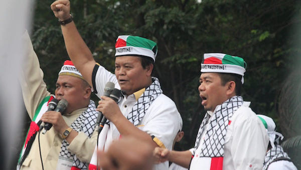 Wakil Ketua MPR RI Dr. H. M. Hidayat Nur Wahid (tengah) beberapa waktu lalu mengepalkan tangan sebagai bentuk dukungan atas kedaulatan Palestina. Foto: Humas MPR RI