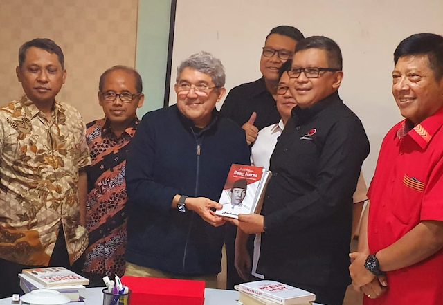 Delegasi PDIP yang dipimpin Sekjen PDIP Hasto Kristiyanto saat bertemu dengan jajaran redaksi majalah SWA yang dipimpin Kemal Ghani di kantornya, kawasan Tanah Abang, Jakarta Pusat, Selasa (7/1/). (dok PDIP)