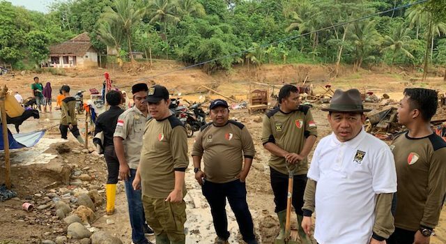 Ketua Fraksi PKS di DPR Jazuli Juwaini disela-sela penyerahan bantuan dan peninjauan penanganan korban banjir bandang Lebak, Banten. (dok PKS)