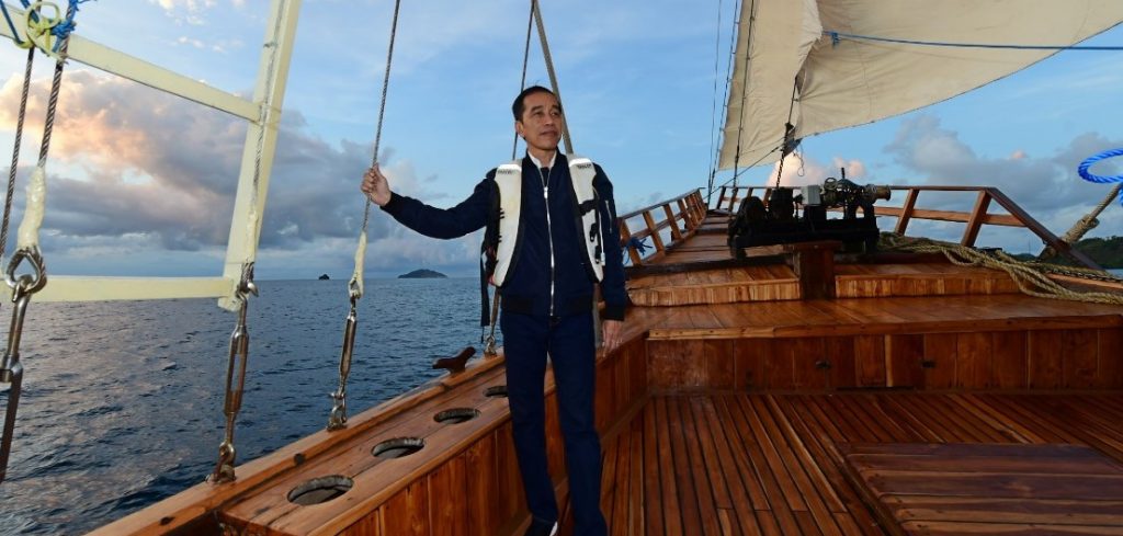 Presiden Jokowi saat menikmati sunset di Labuan Bajo, Minggu (19/1). Foto: BPMI Setpres