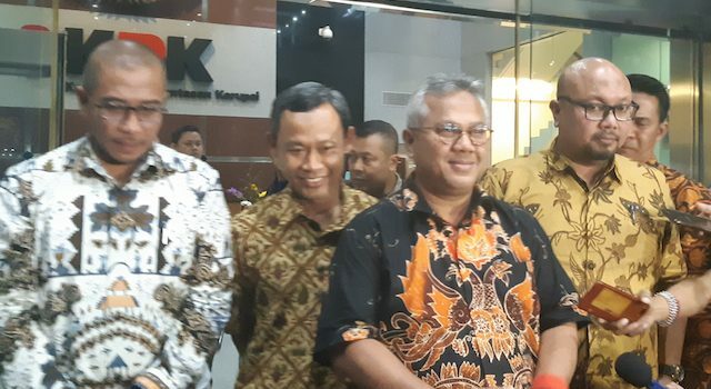 Sebanyak empat orang komisioner Komisi Pemilihan Umum (KPU) menyambangi Gedung Merah Putih KPK, Jalan Kuningan Persada, Jakarta Selatan, Rabu (8/1) malam. (Ridwan/JawaPos.com)