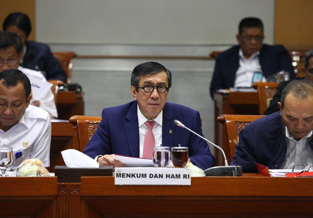 Menteri Hukum dan Hak Asasi Manusia (Menkum Ham) Yasonna Laoly menegaskan dirinya siap mundur dari kursi kabinet jika pernyataan mantan Dirjen Imigrasi Ronny Sompie itu benar. (Dery Ridwansah/ JawaPos.com)