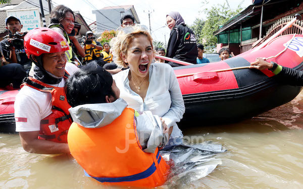  Nikita  Mirzani  Datangi Korban Banjir  di Ciledug RADAR 