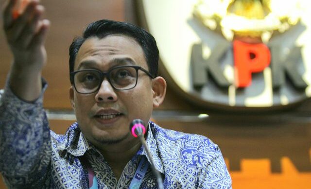 Pelaksana tugas (Plt) juru bicara KPK Ali Fikri mengatakan, dua orang saksi dari KPU diperiksa terkait untuk mengonfirmasi bagaimana kemudian syarat-syarat normatif pencalonan DPR dan seterusnya (Dery Ridwansah/JawaPos.com)