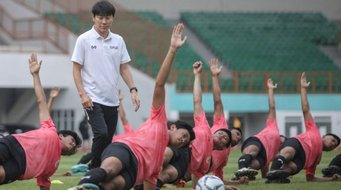 Manager Coach Timnas Indonesia Shin Tae Yong. Timnas Malaysia dikabarkan mengikuti jejak Indonesia mengambil pelatih dari Korea Selatan.  
