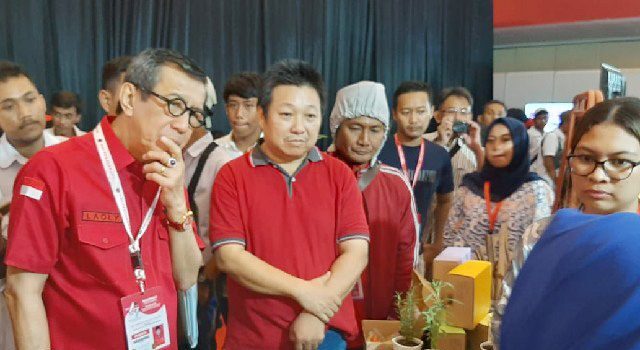 Ketua DPP PDIP Yasonna H. Laoly meninjau pameran rempah-rempah di tengah Rakernas I dan HUT ke-47 PDIP di JIExpo Kemayoran, Jakarta Pusat, Minggu (12/1). (Sabik/JawaPos.com)